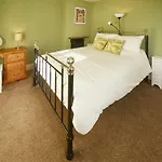 펜션 The Castle House 휫비